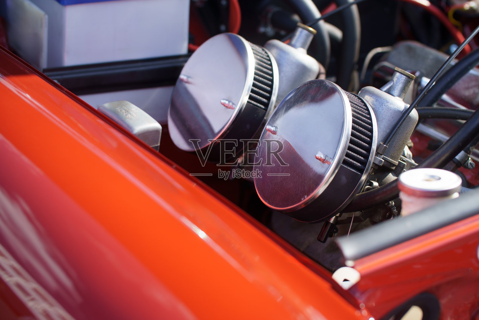 复古汽车 - 发动机舱内闪亮的圆形大型空气滤清器照片摄影图片