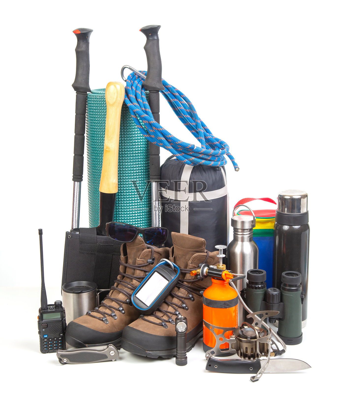 白色背景下的旅游背包旁边的旅游和徒步旅行用品。旅游和旅行装备套装。照片摄影图片