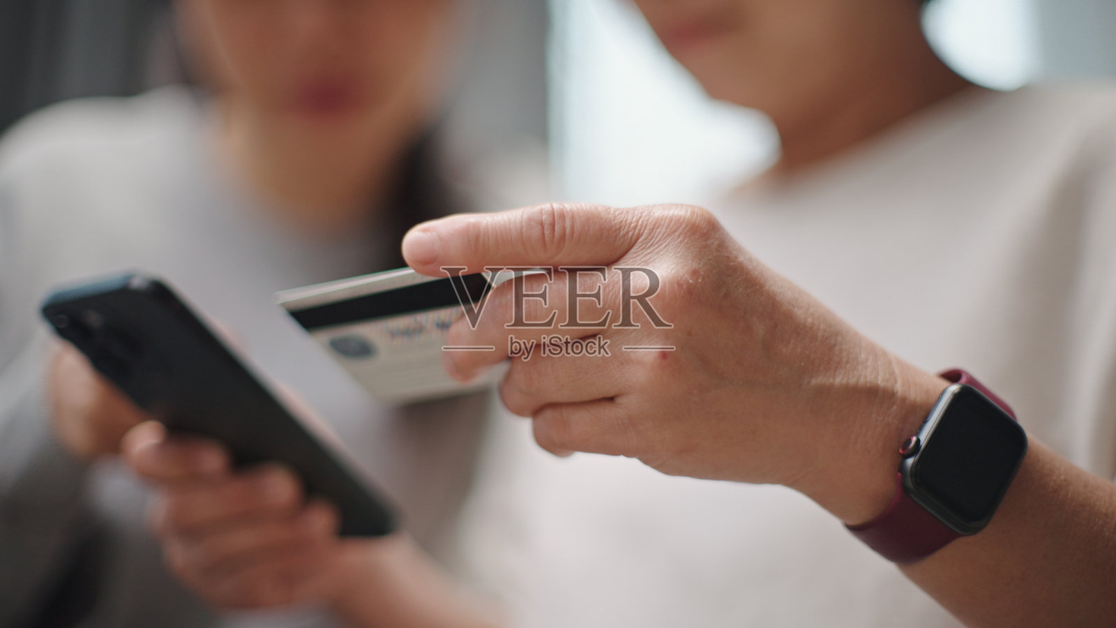 持信用卡的成年人。照片摄影图片