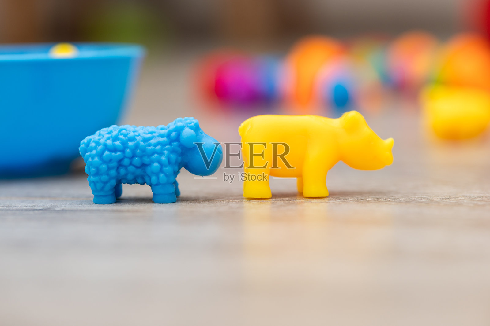 黄色和蓝色的儿童玩具。乌克兰儿童的游戏方式。战争中的乌克兰儿童。儿童分类玩具。早期儿童发展。儿童精细运动技能和逻辑的发展。照片摄影图片