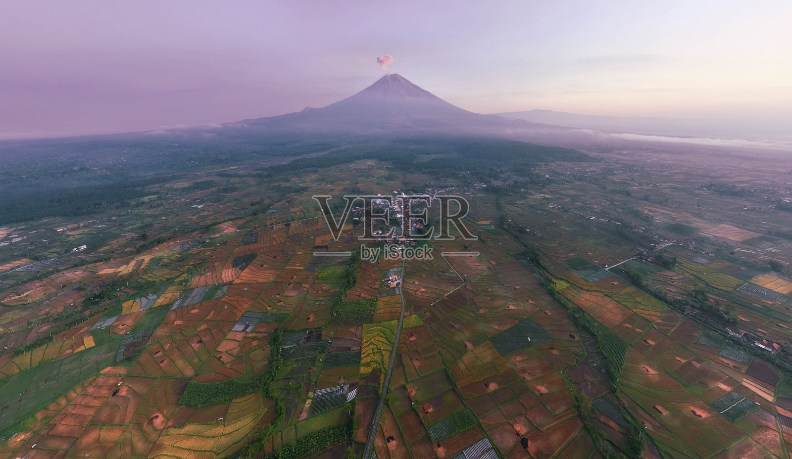 印度尼西亚泗水附近的雄伟塞梅鲁山喷发照片摄影图片