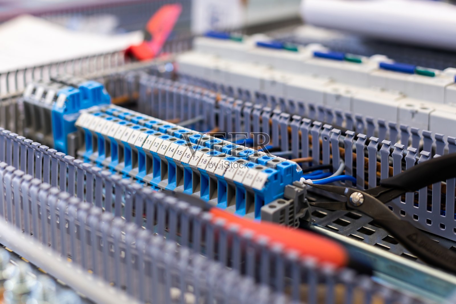 带保险丝的电气柜，电气系统的部件和组件照片摄影图片