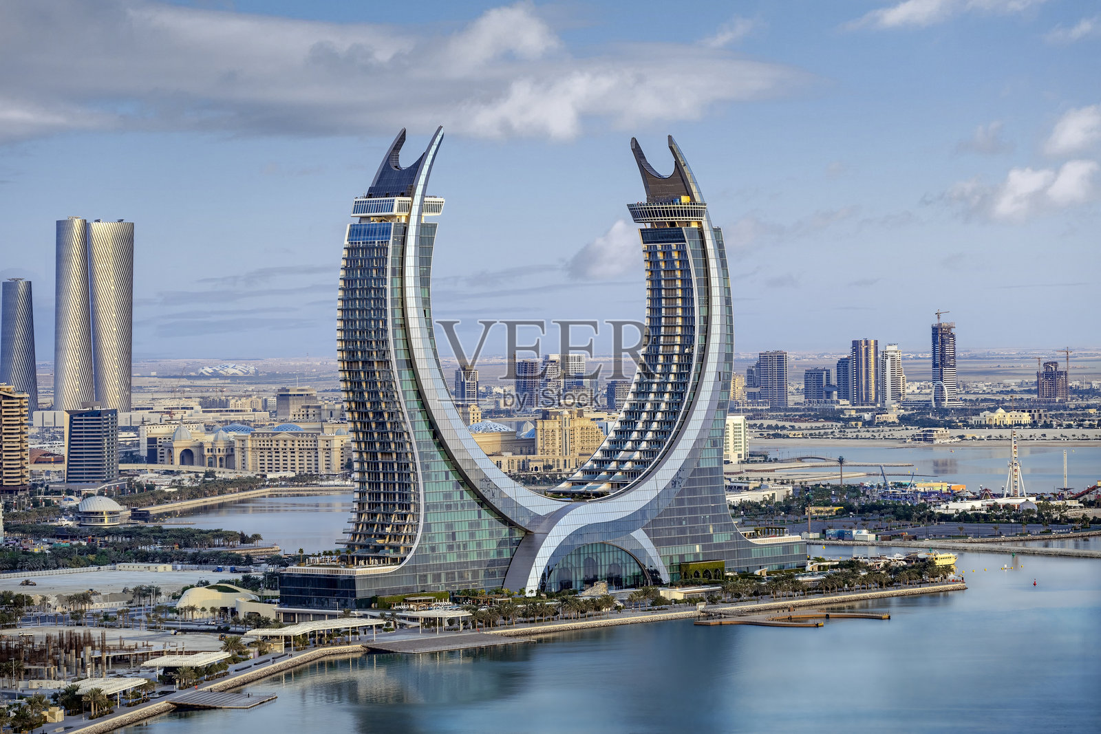 从卢赛尔海滨公园俯瞰卡塔尔建筑。新月塔照片摄影图片