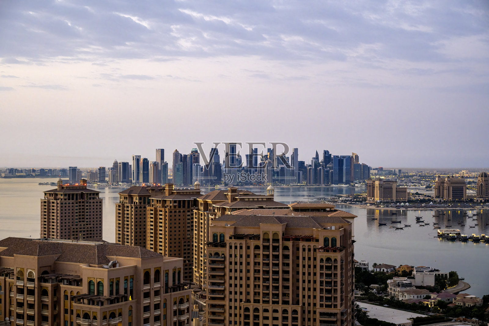 卡塔尔波尔图阿拉比亚的空中视角，清晨的多哈天际线。照片摄影图片