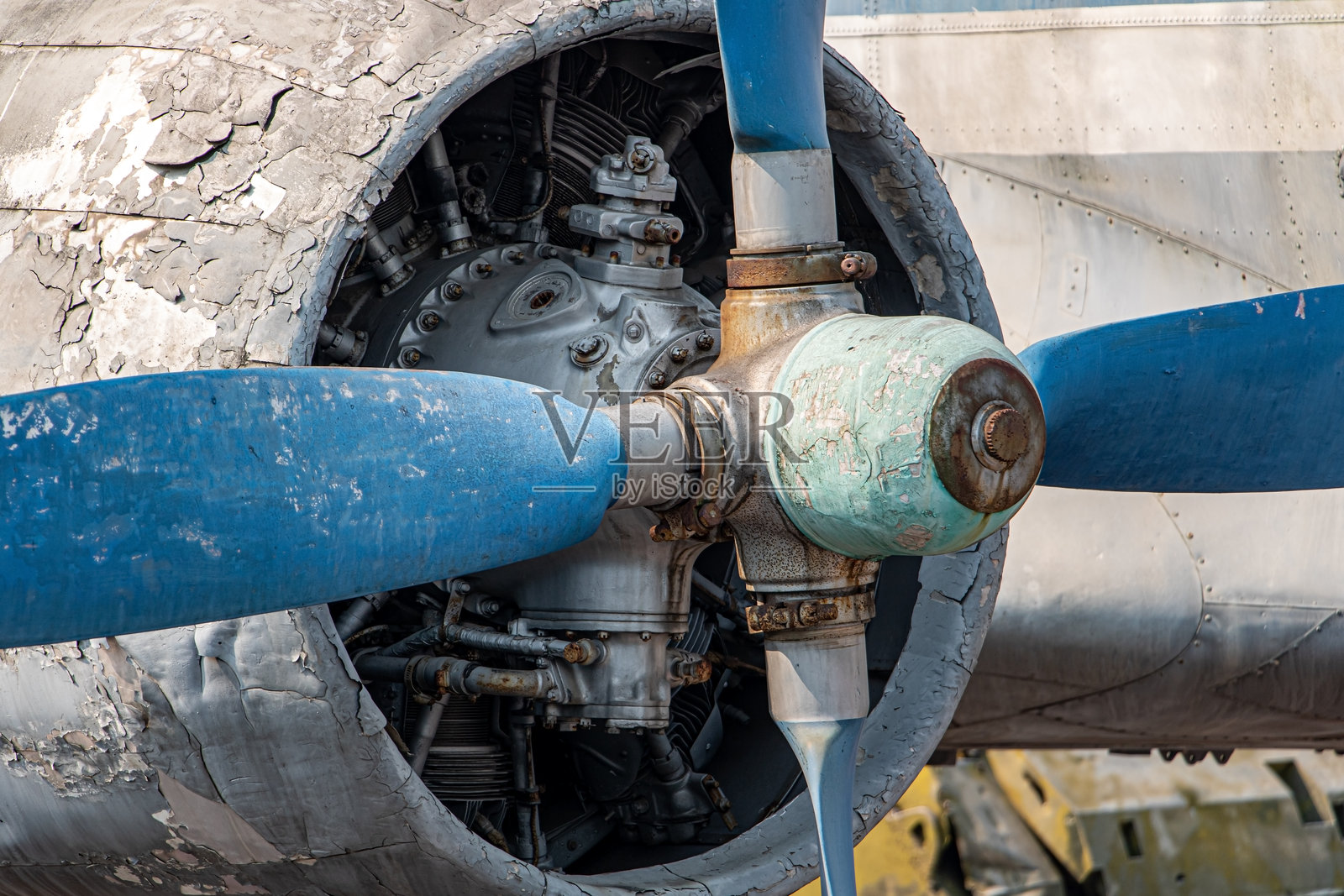 老式螺旋桨特写，位于机翼上。伊留申IL-14的螺旋桨，俄罗斯历史飞机。照片摄影图片