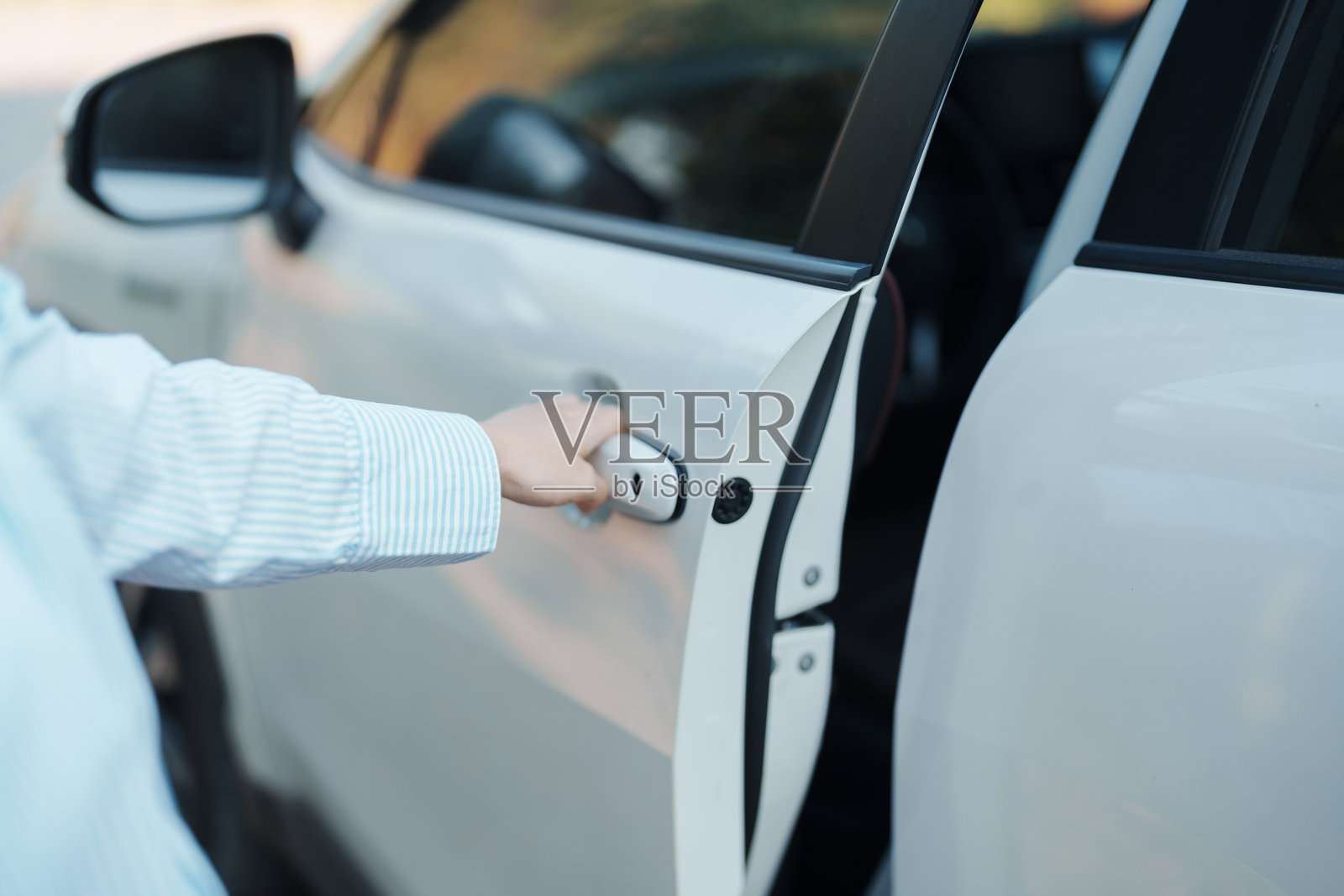 手握智能汽车把手打开车门。交通、旅行、服务和汽车租赁概念照片摄影图片