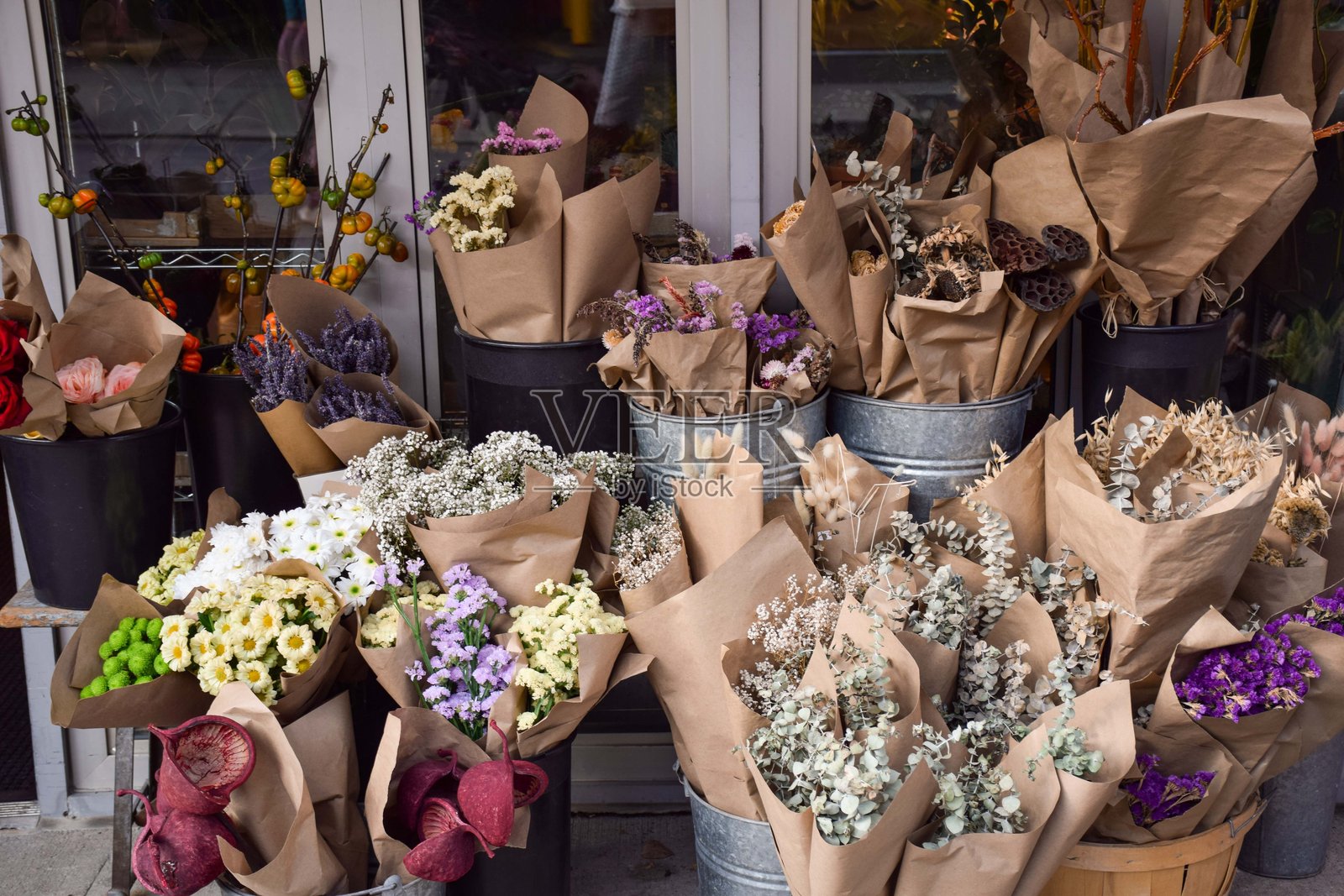 花店前新鲜和干花的精选展示照片摄影图片