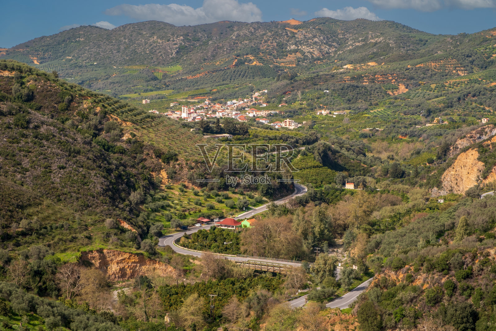 克里特岛西部的一个山谷，公路和一个小镇照片摄影图片
