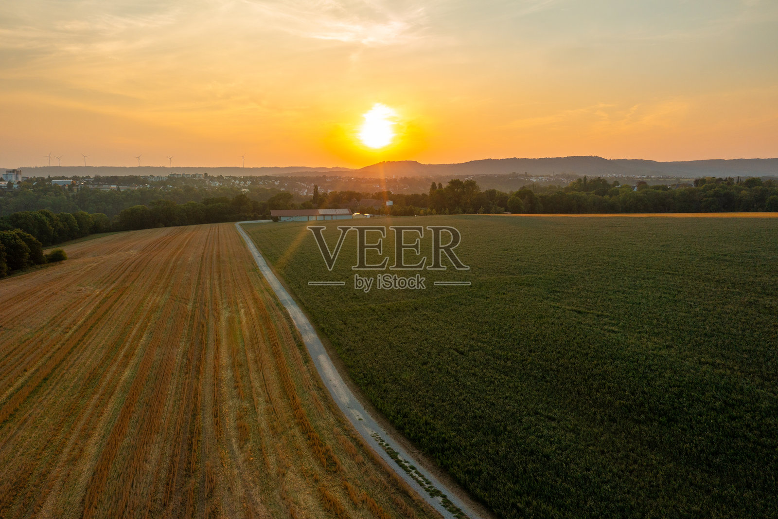 德国施瓦比施哈尔的农业田野日落景色，航拍视角照片摄影图片