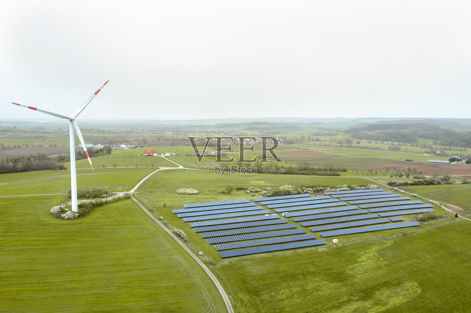 无人机视角下的太阳能电池板农场和风力涡轮机照片摄影图片