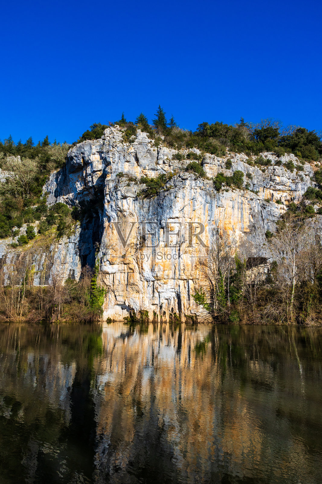 布兹耶的洛特河沿岸的石灰岩悬崖照片摄影图片
