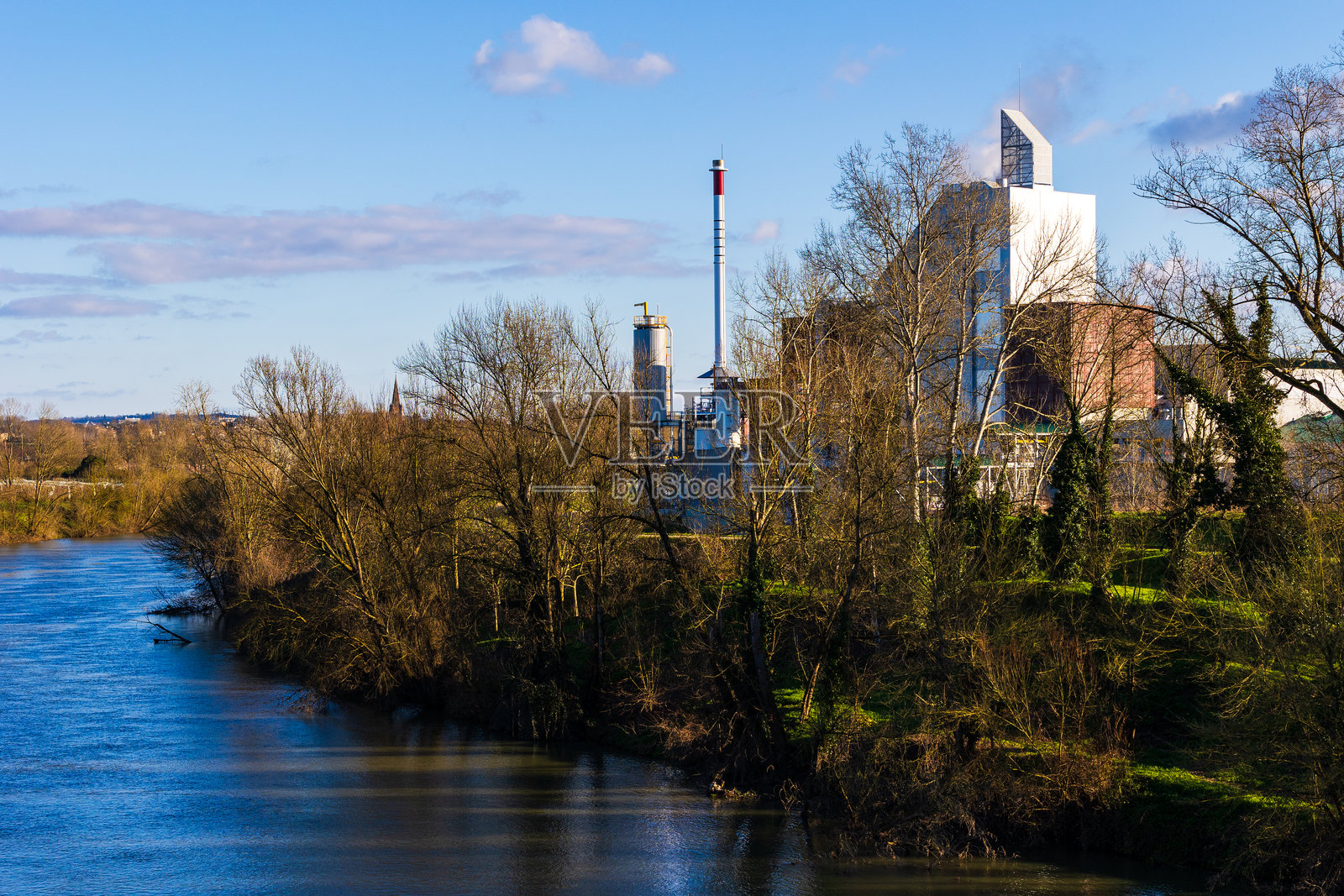 塔恩河畔的蒙托邦垃圾焚烧厂照片摄影图片