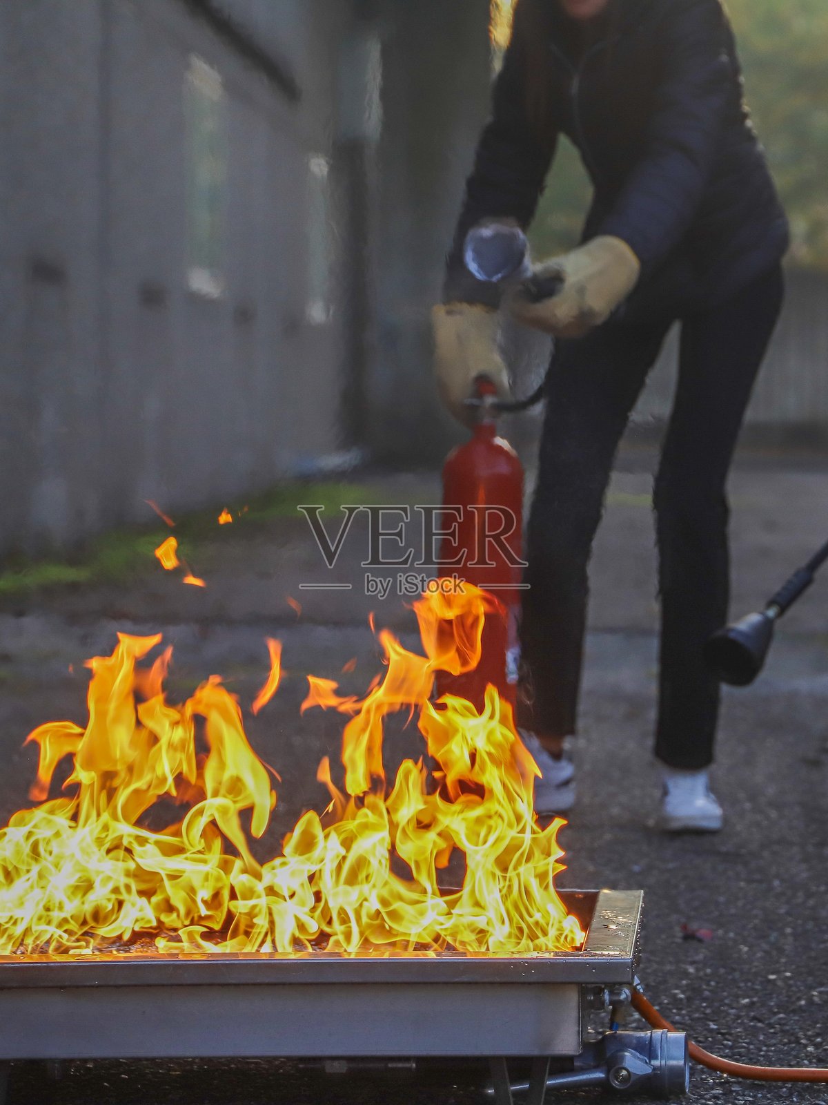 消防预防。企业安全 - 消防课程中的演练照片摄影图片