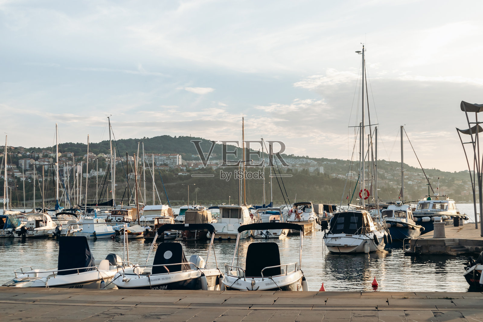 科佩尔港停靠着私人游艇和船只的码头照片摄影图片