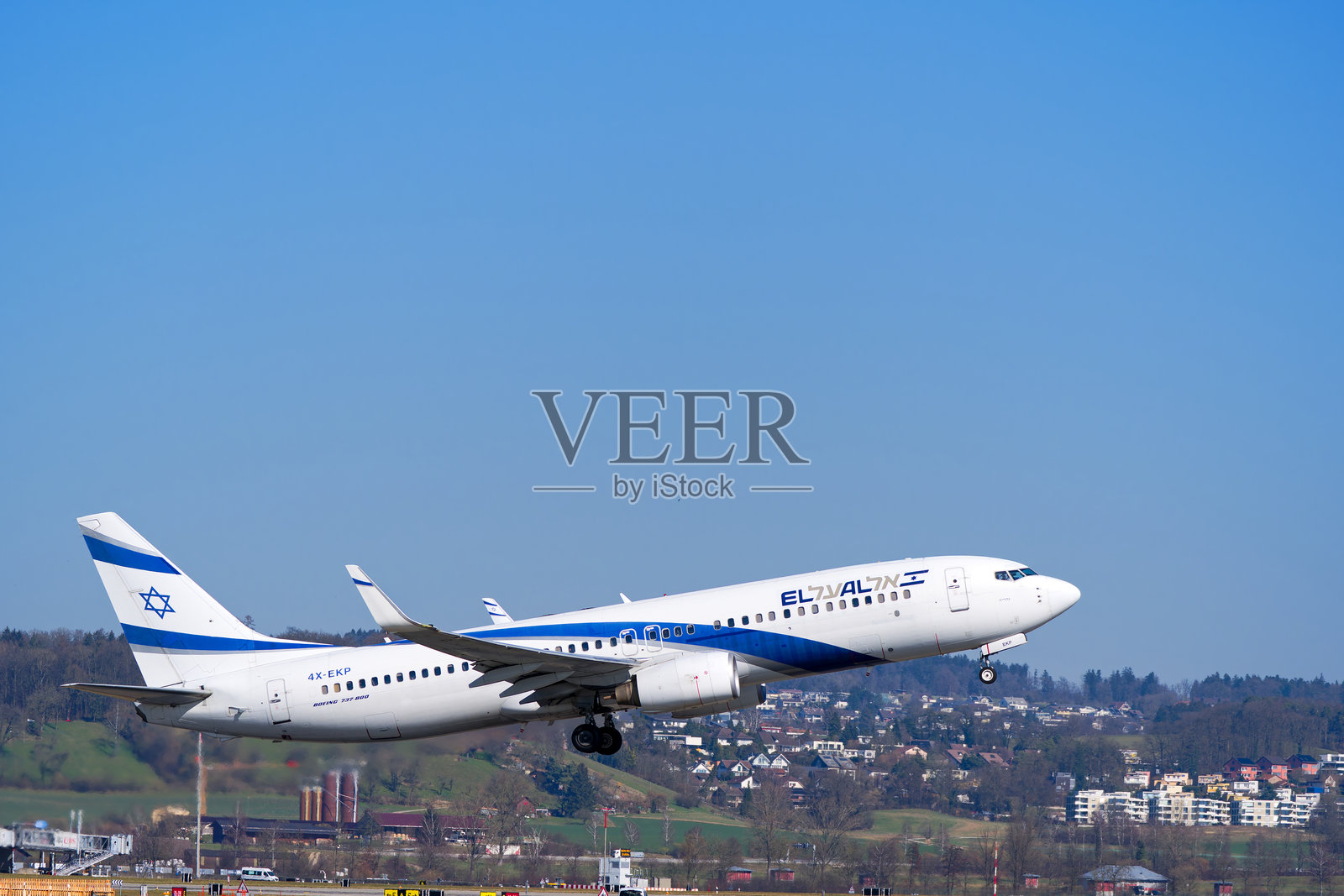 以色列航空的波音737-800客机（注册号4X-EKP）在阳光明媚的春天，从瑞士苏黎世克洛滕机场起飞的美丽景象。照片摄影图片