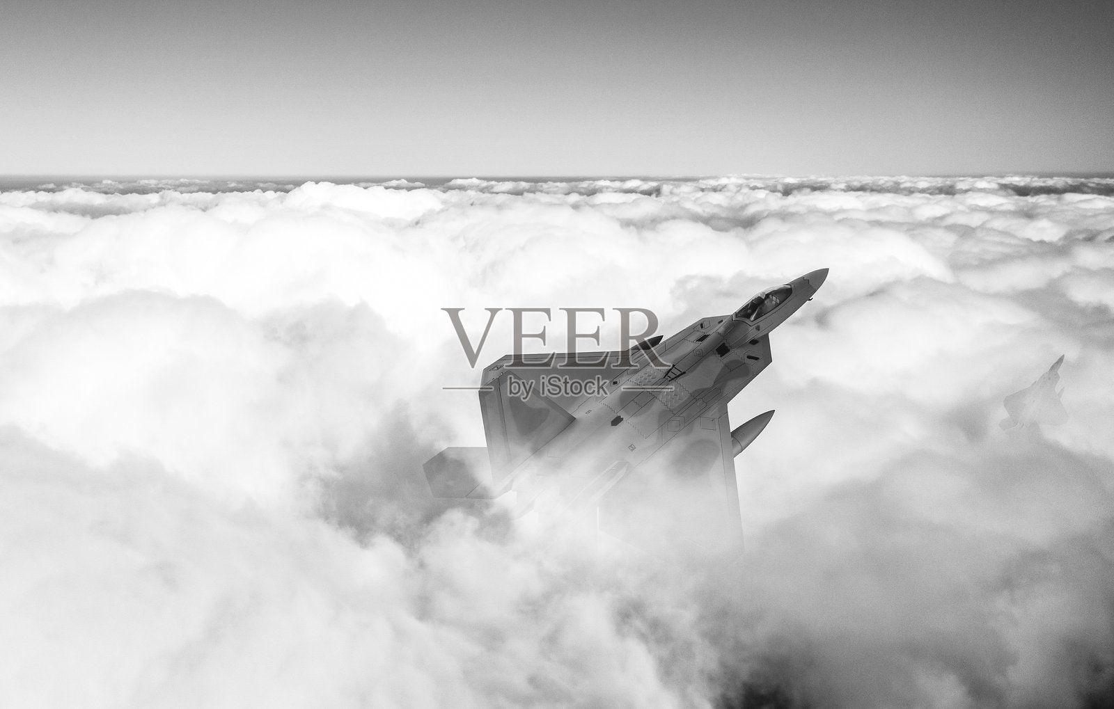 黑白照片，空军战斗机飞越云层。高空飞翔。照片摄影图片
