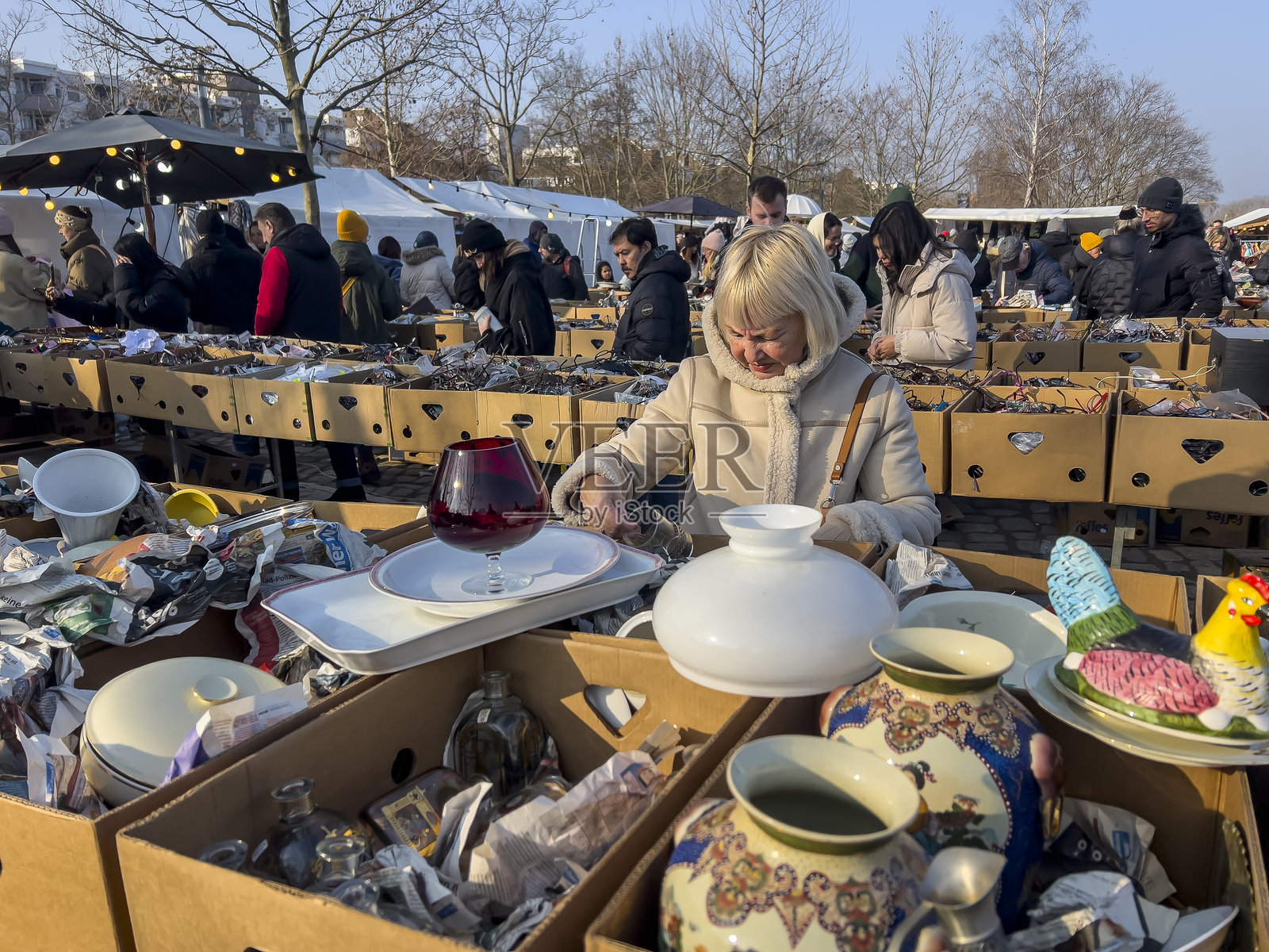 跳蚤市场中的物品和人们。照片摄影图片