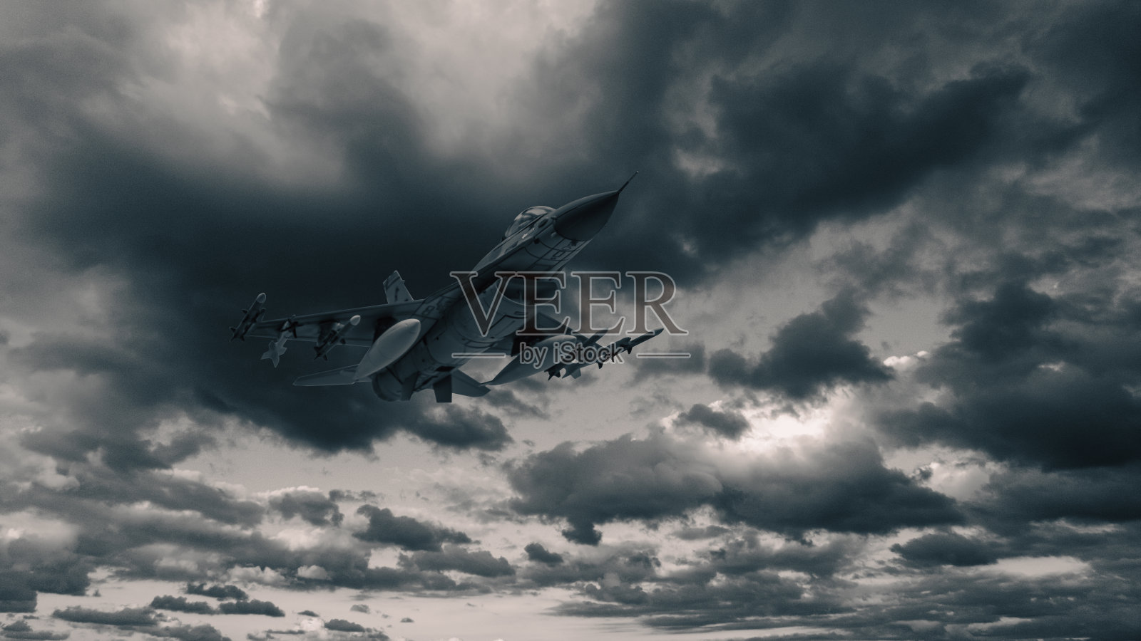 黑白照片，空军战斗机飞越云层。高高在云端。照片摄影图片