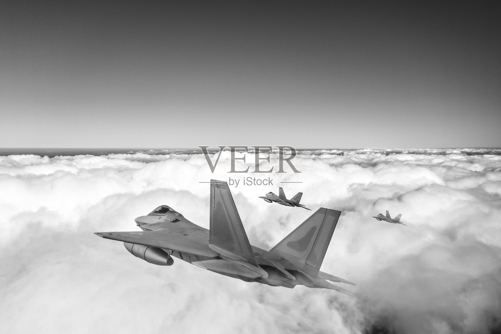 黑白照片，空军战斗机飞越云层。高空飞翔。照片摄影图片