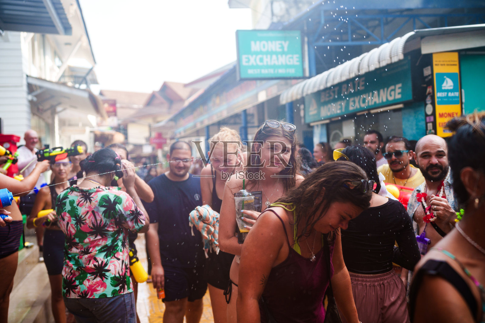 人们庆祝宋干节照片摄影图片