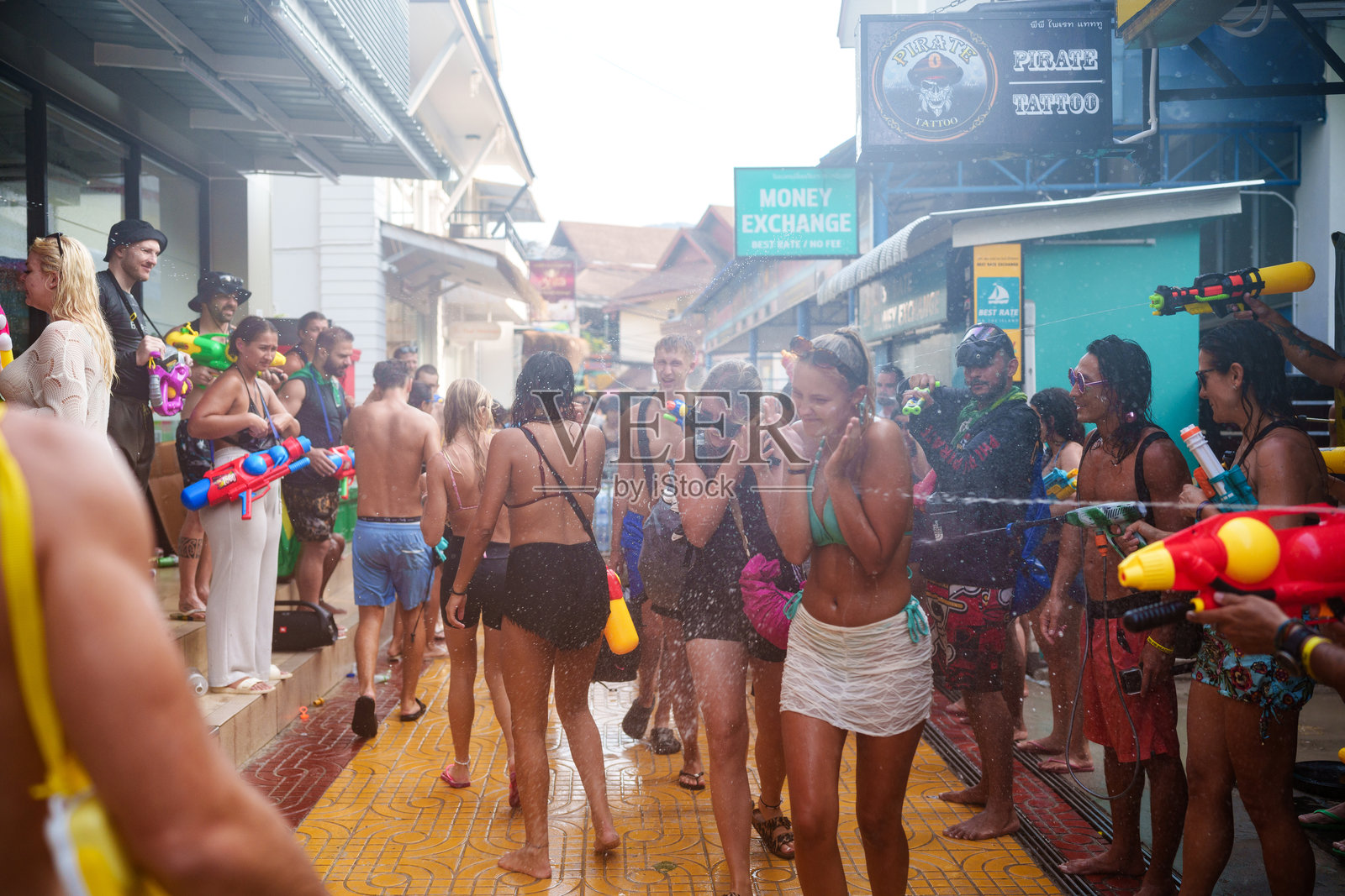 人们在庆祝宋干节照片摄影图片