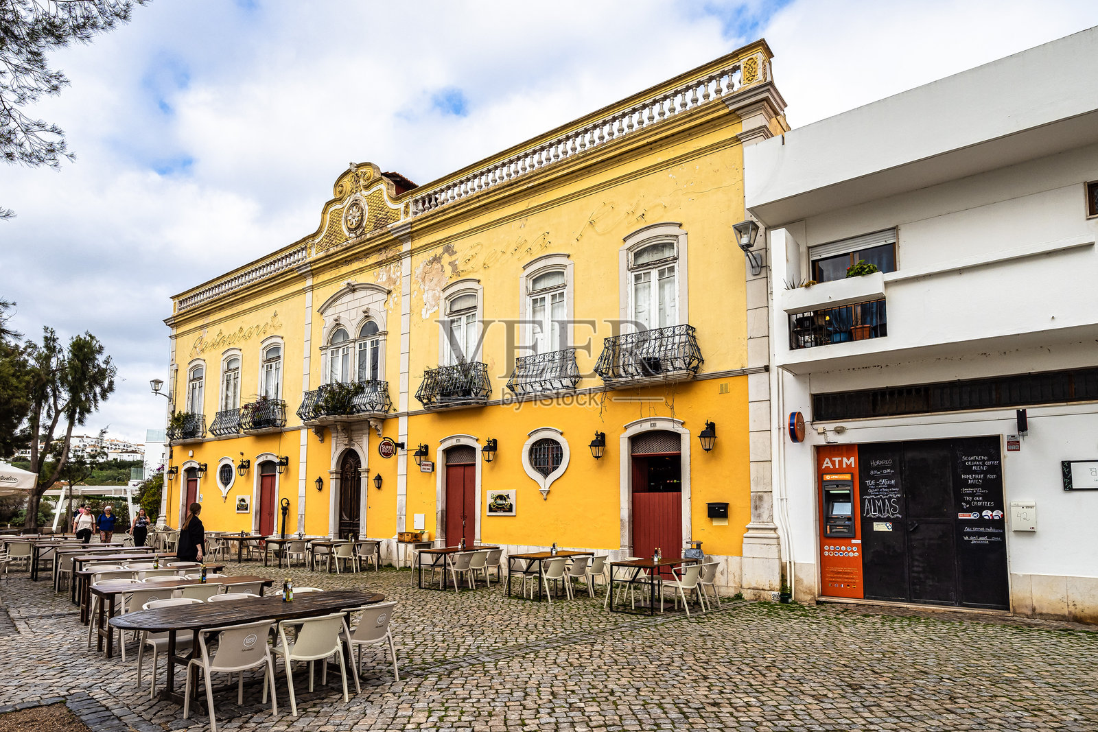 塔维拉历史中心的景观，这座城市成立于1266年，位于葡萄牙南部的阿尔加维地区。照片摄影图片