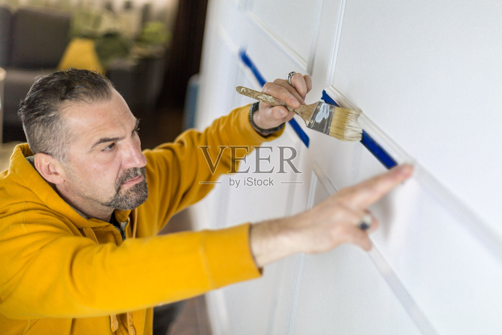这里没有油漆渗漏，感谢使用得当的画家胶带。照片摄影图片