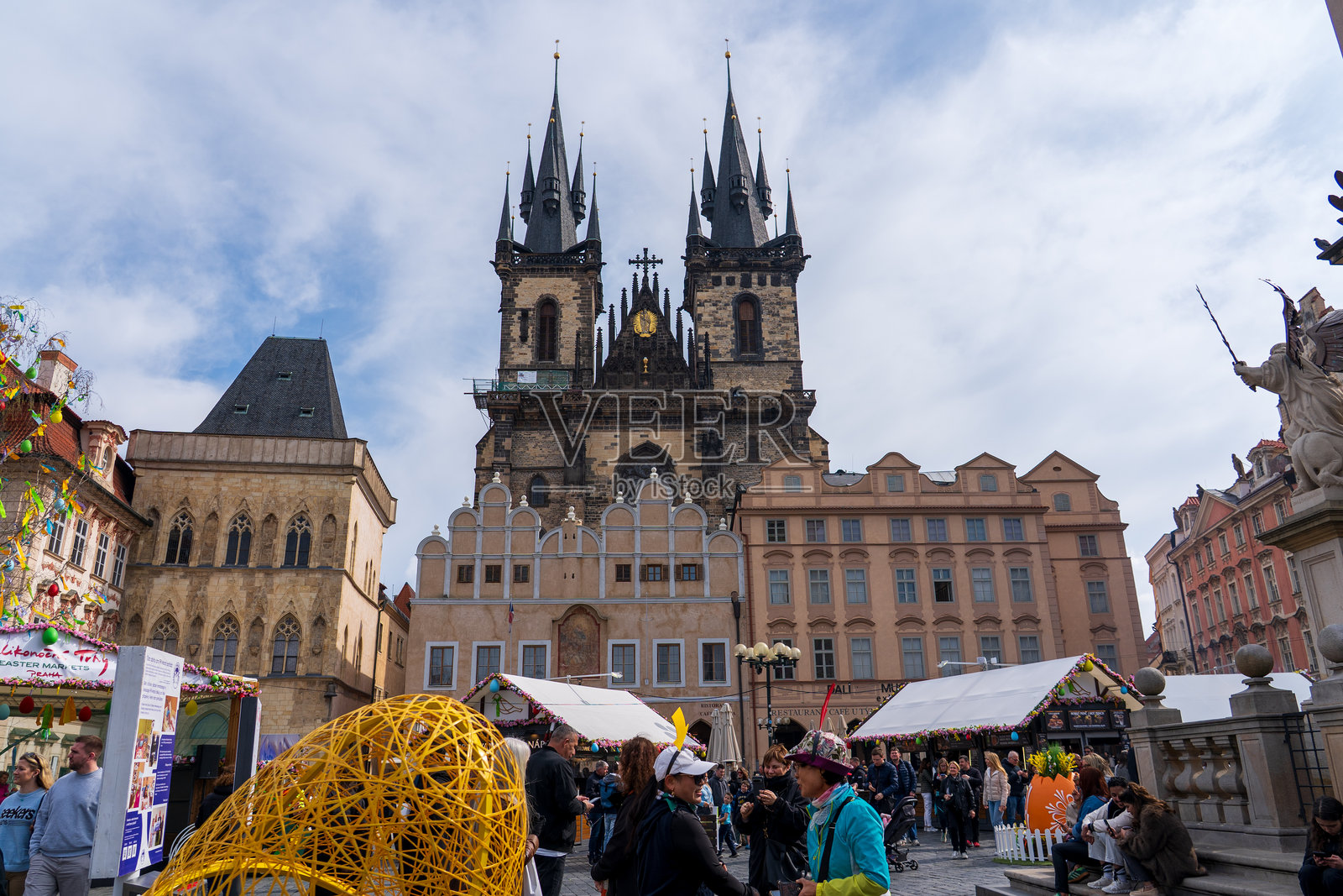 市中心的传统复活节集市。复活节假期的庆祝活动。照片摄影图片