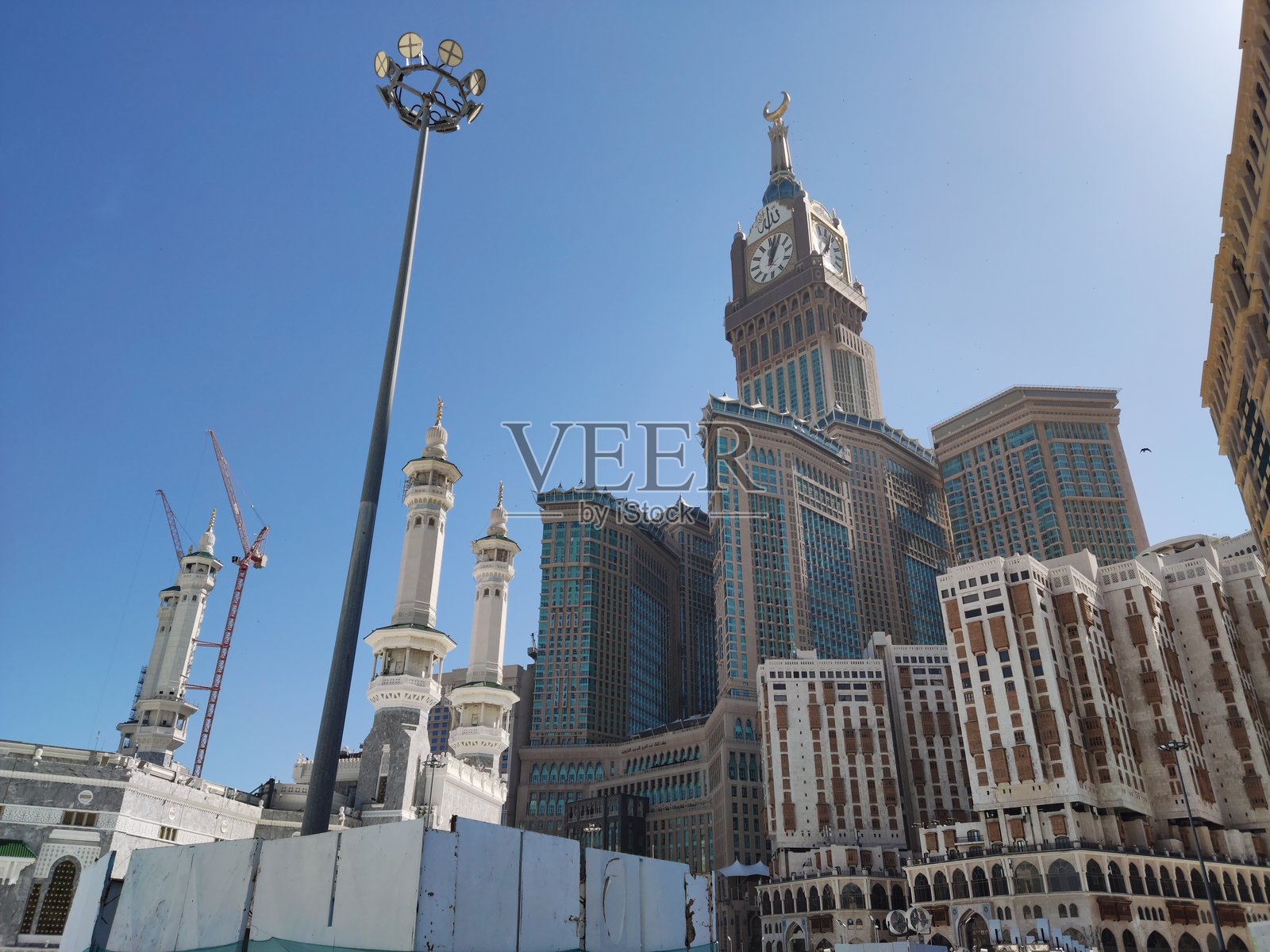 哈拉姆清真寺钟楼前的氛围照片摄影图片