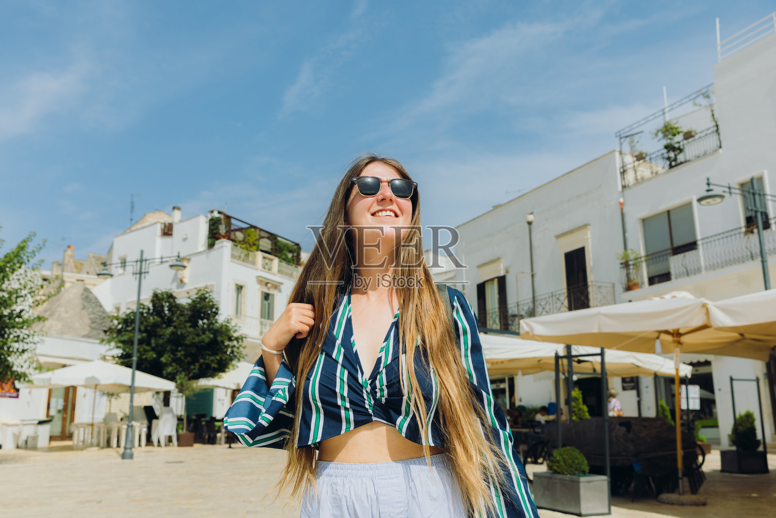 背包客在意大利阿尔贝罗贝洛市探索的快乐女性照片摄影图片