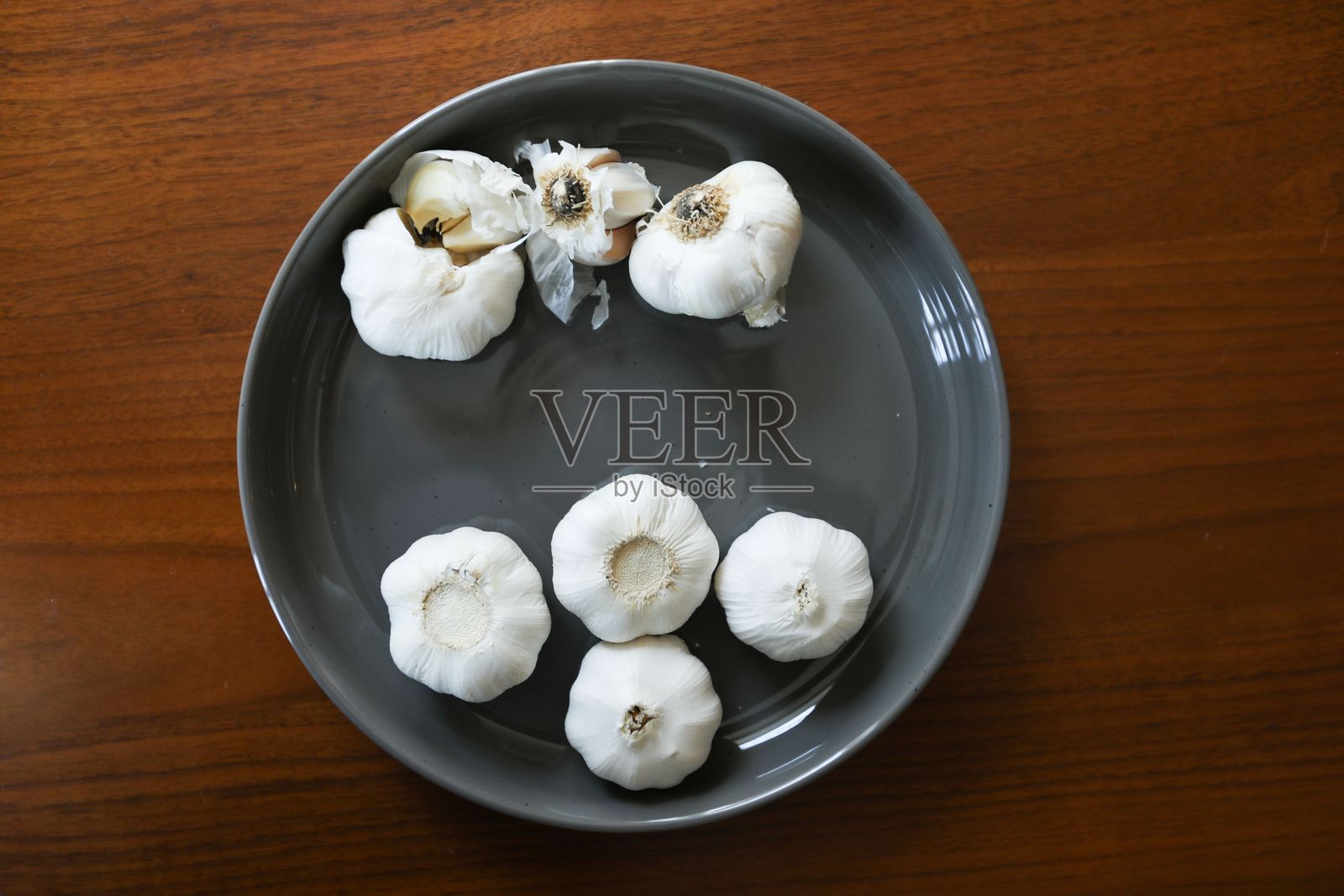 陶瓷盘上的大蒜头照片摄影图片