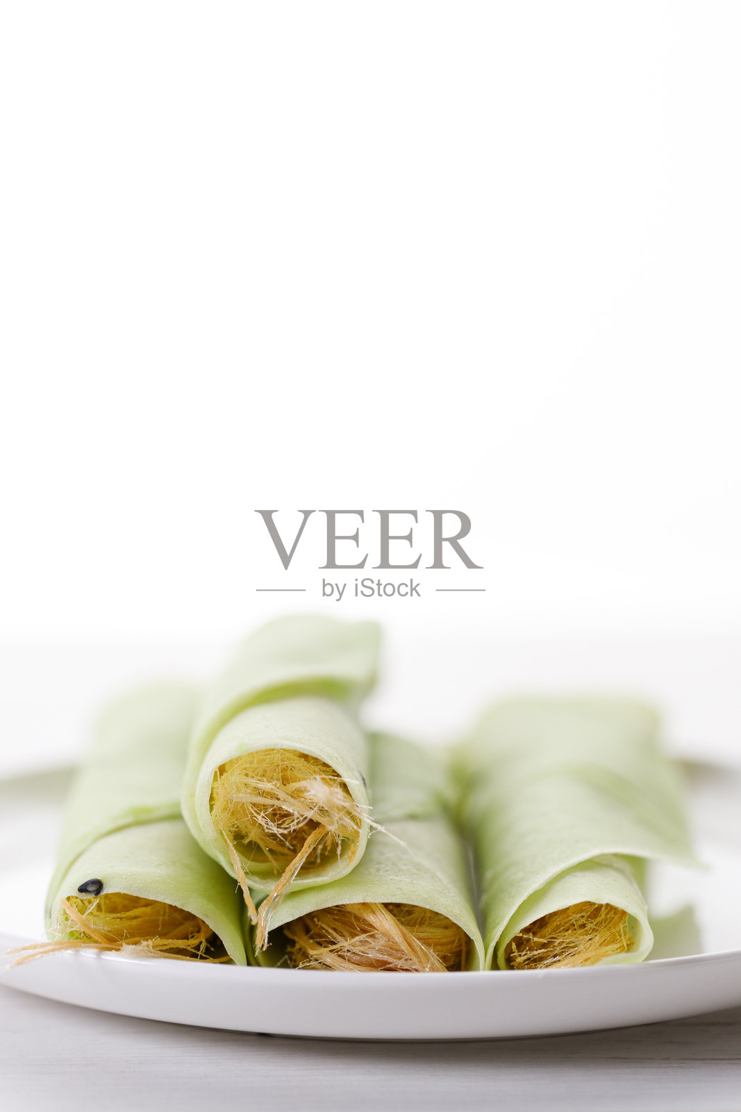 泰国甜点Roti Sai Mai，采用将棉花糖包裹在甜薄饼或圆形面饼中制作而成。受印度穆斯林影响的甜点。照片摄影图片