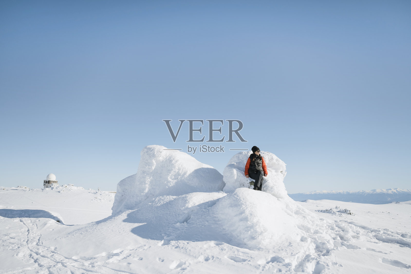 冬季山中徒步旅行的女性旅行者照片摄影图片