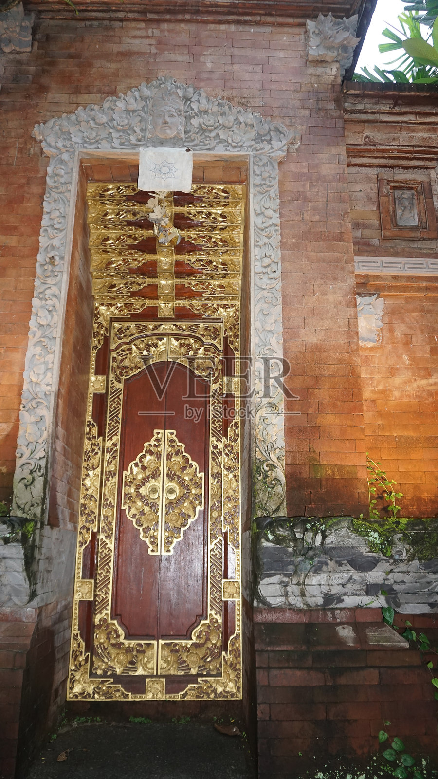 美丽的木门，装饰有雕刻，位于印度尼西亚巴厘岛乌布照片摄影图片