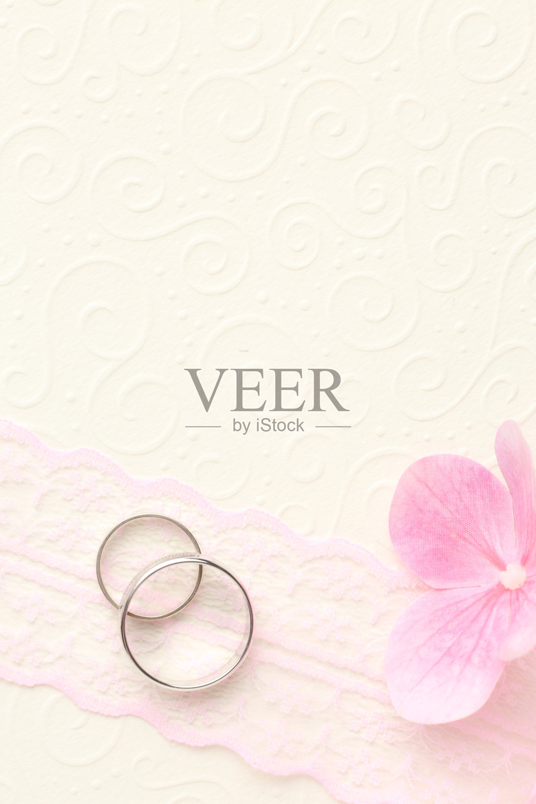 婚礼卡片模型和石桌上的婚礼文具。粉色婚礼信封，金色装饰。照片摄影图片