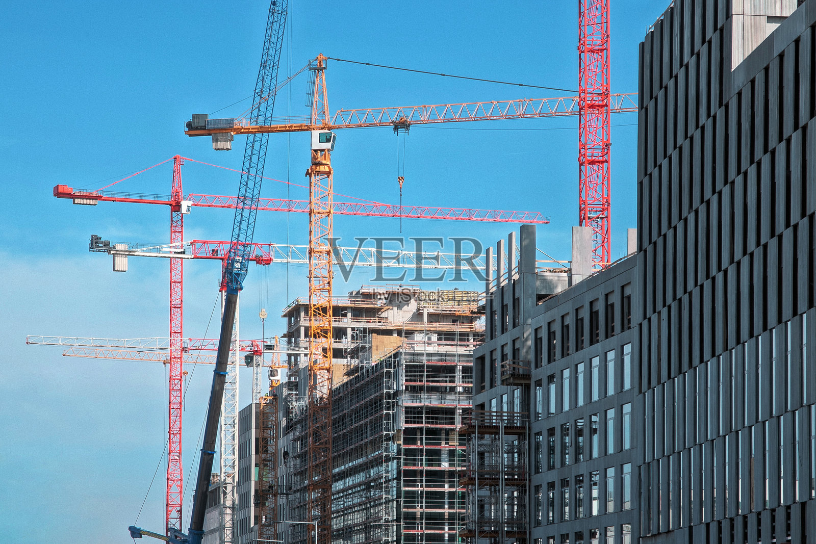 繁忙建筑工地上的多台塔吊 - 城市发展场景照片摄影图片