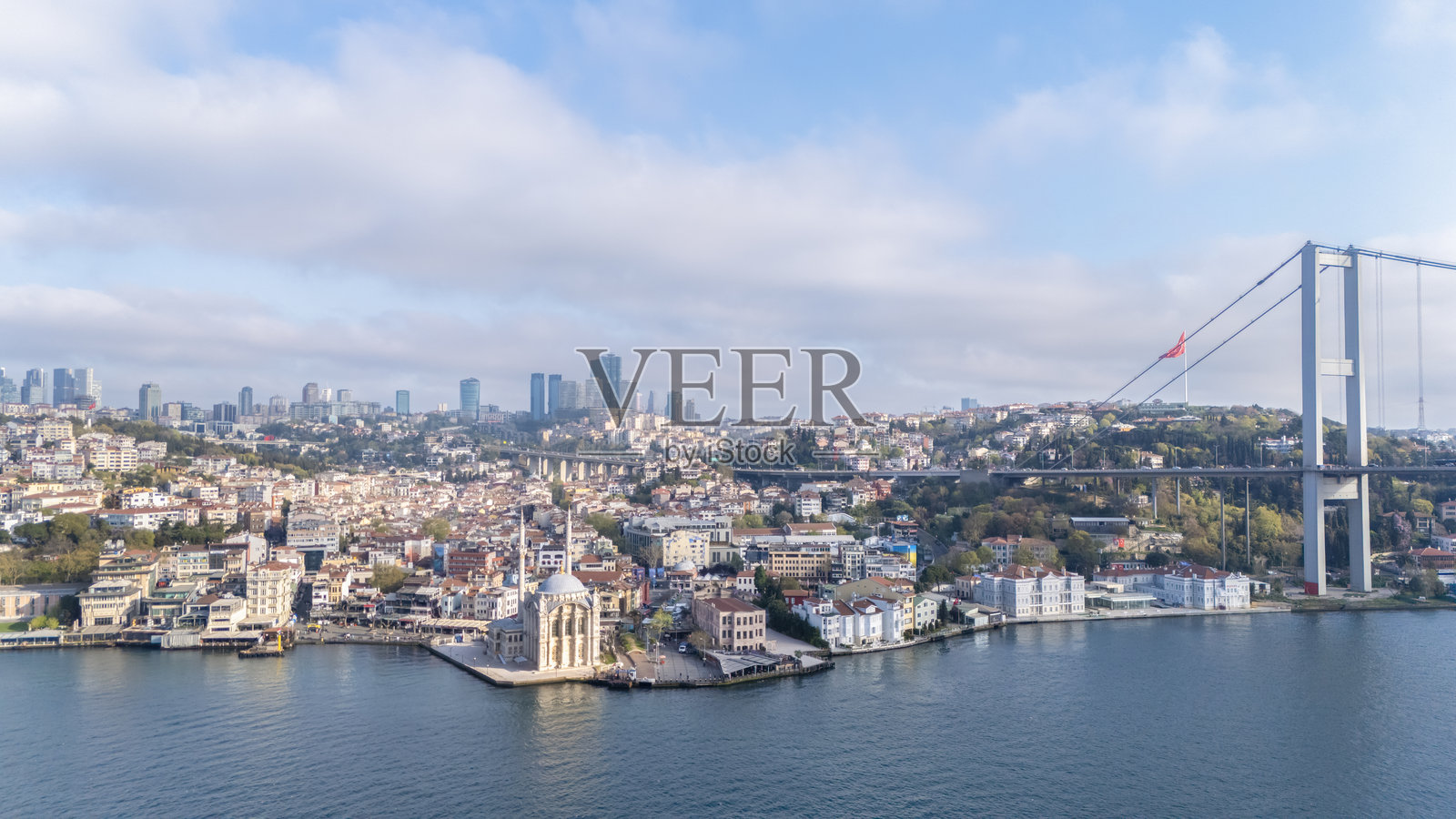 土耳其伊斯坦布尔的奥尔塔基清真寺鸟瞰图。照片摄影图片