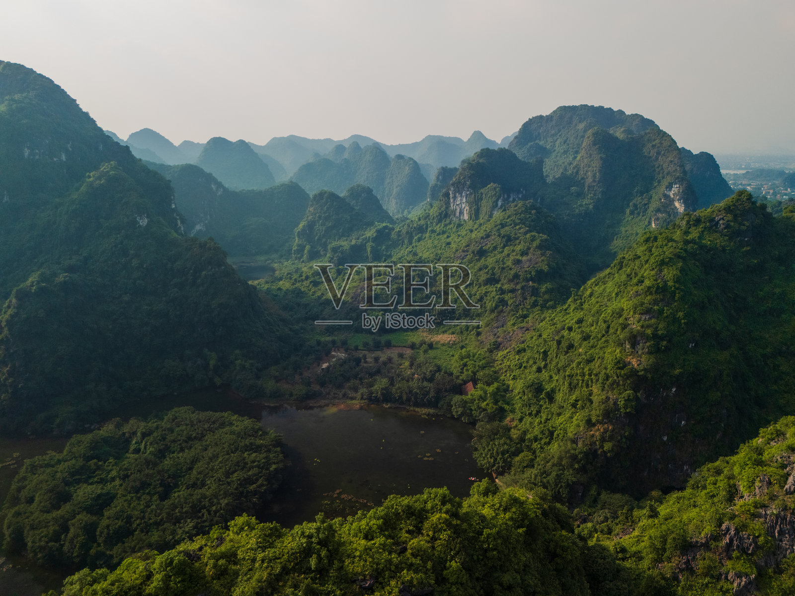 越南北部宁平的喀斯特山脉鸟瞰图照片摄影图片