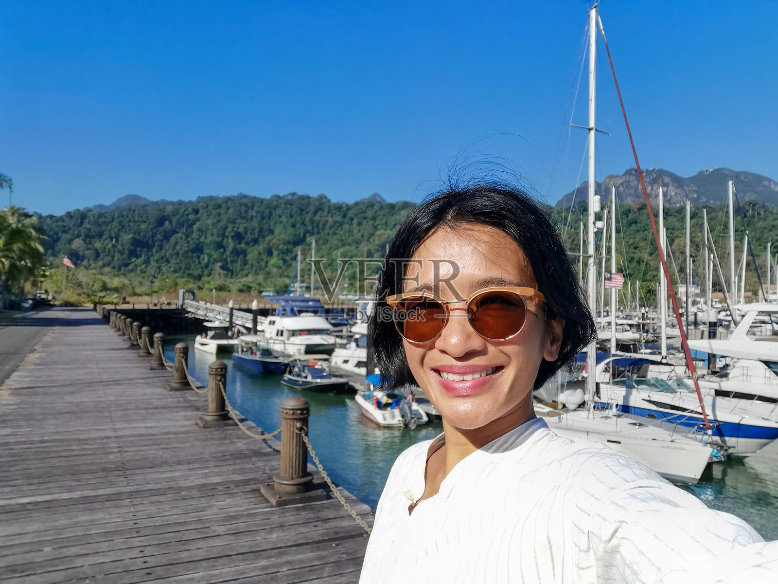 自拍的亚洲女性在马来西亚吉打州的兰卡威岛旅行照片摄影图片