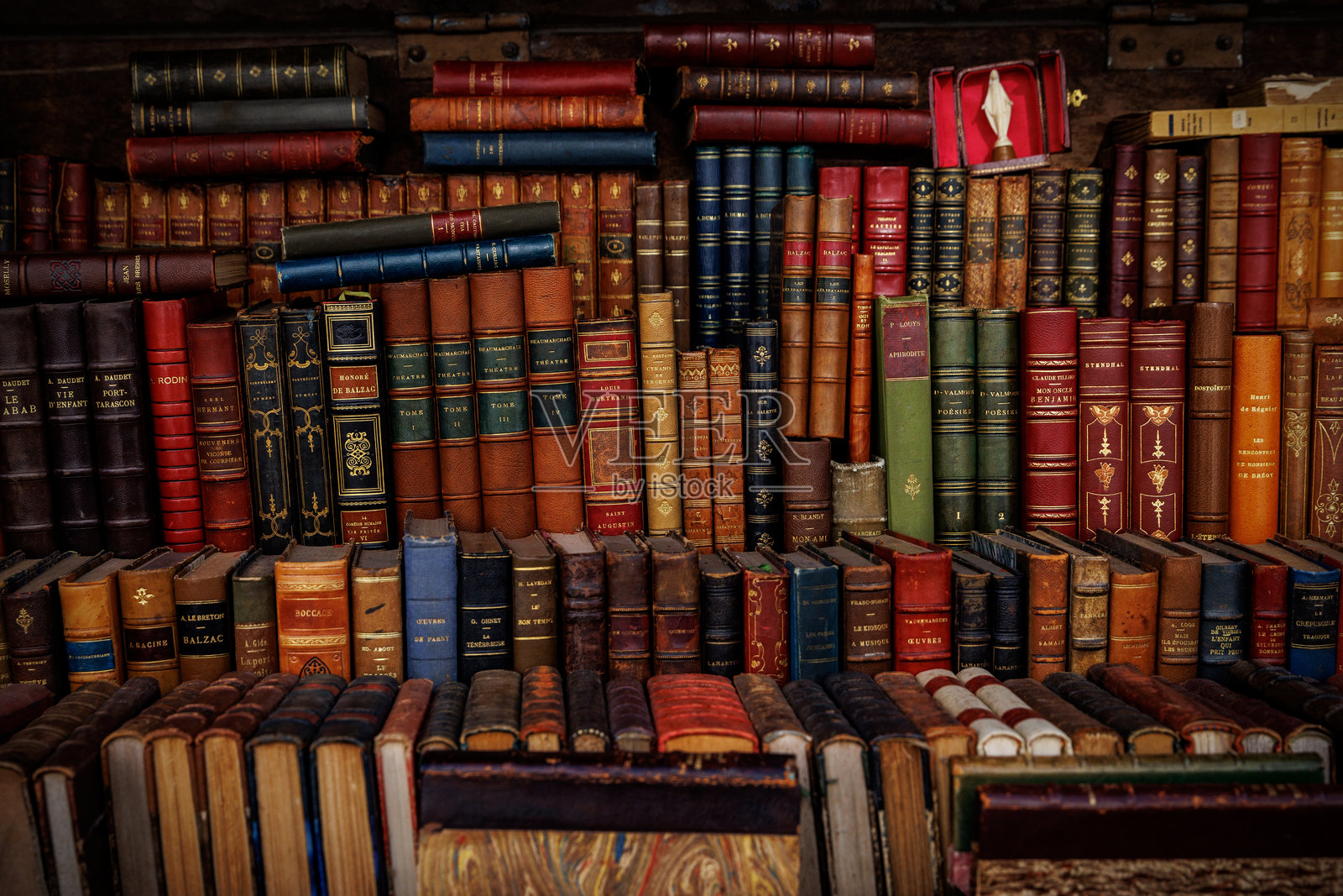 一大堆颜色和尺寸各异的书籍照片摄影图片