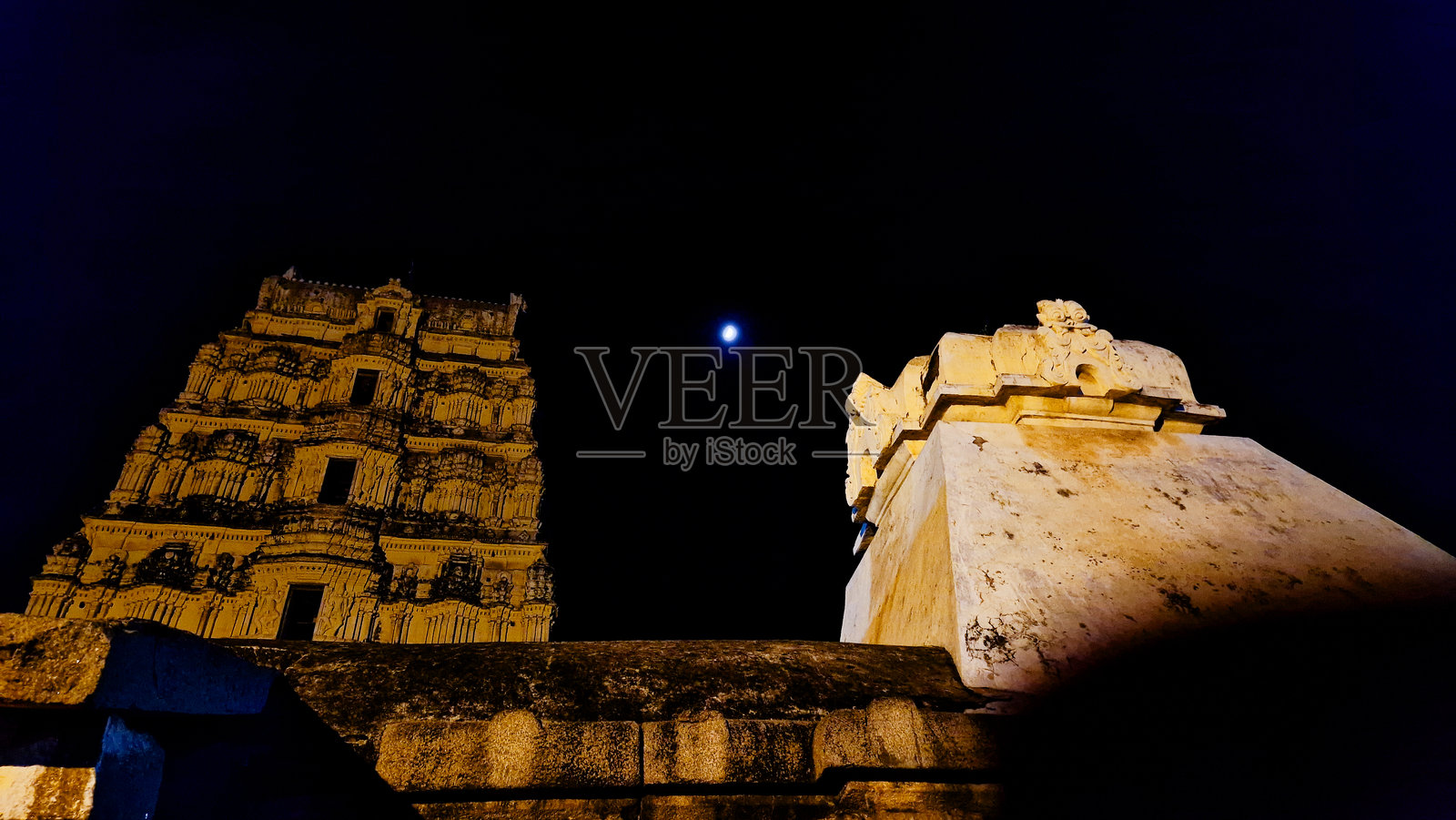印度汉皮的维鲁帕克沙寺夜景。汉皮的纪念碑群的一部分，被联合国教科文组织列为世界遗产。照片摄影图片