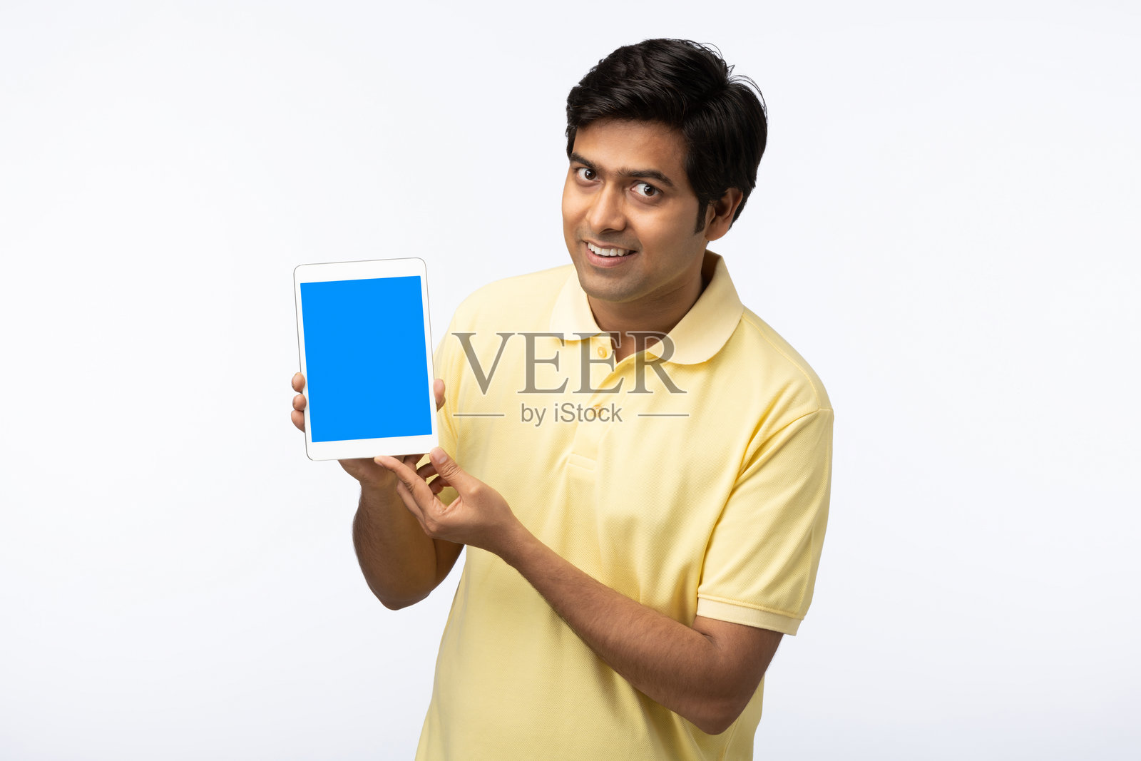 年轻男子展示设备屏幕的肖像，背景为白色照片摄影图片