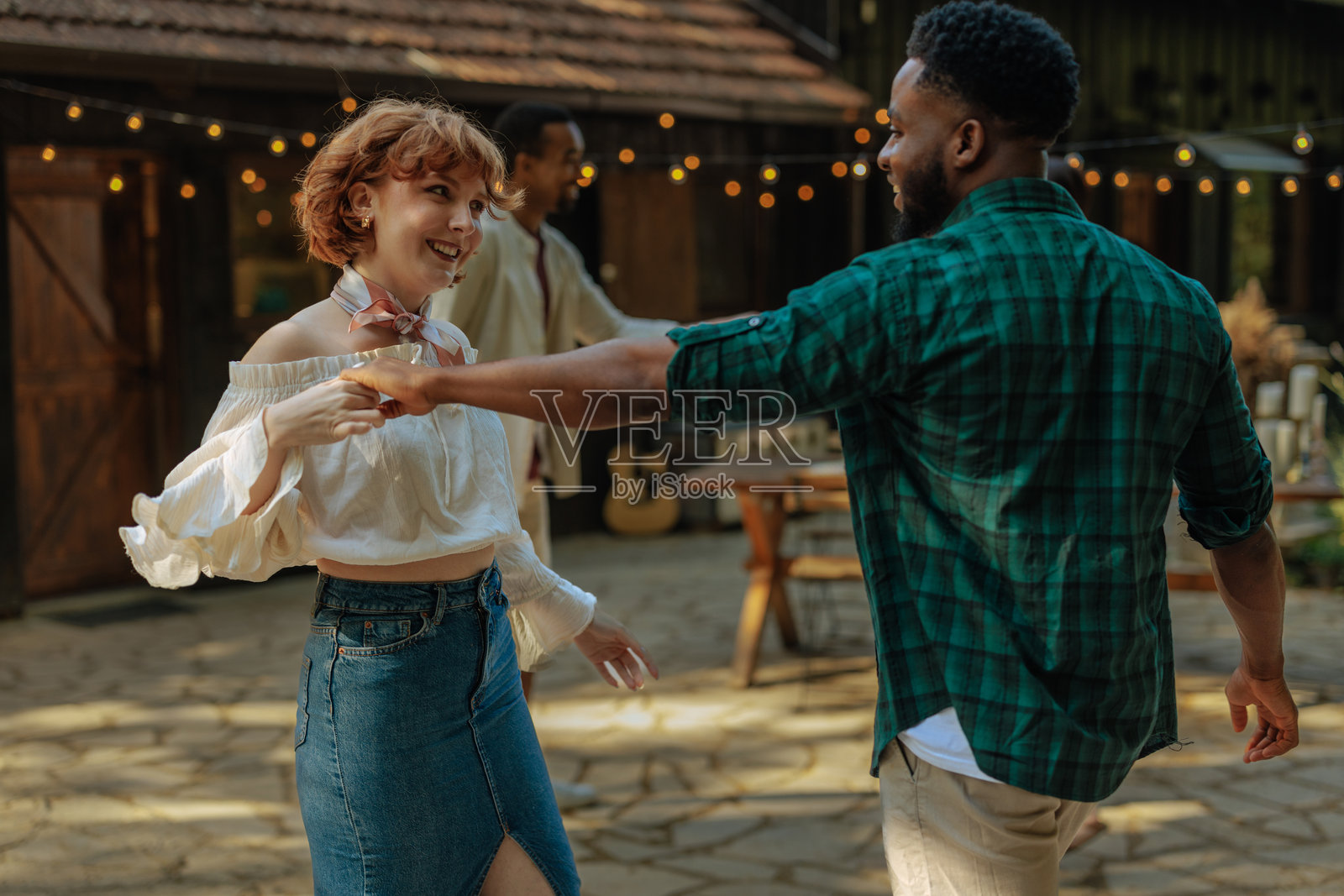 年轻情侣在乡村聚会上共舞照片摄影图片