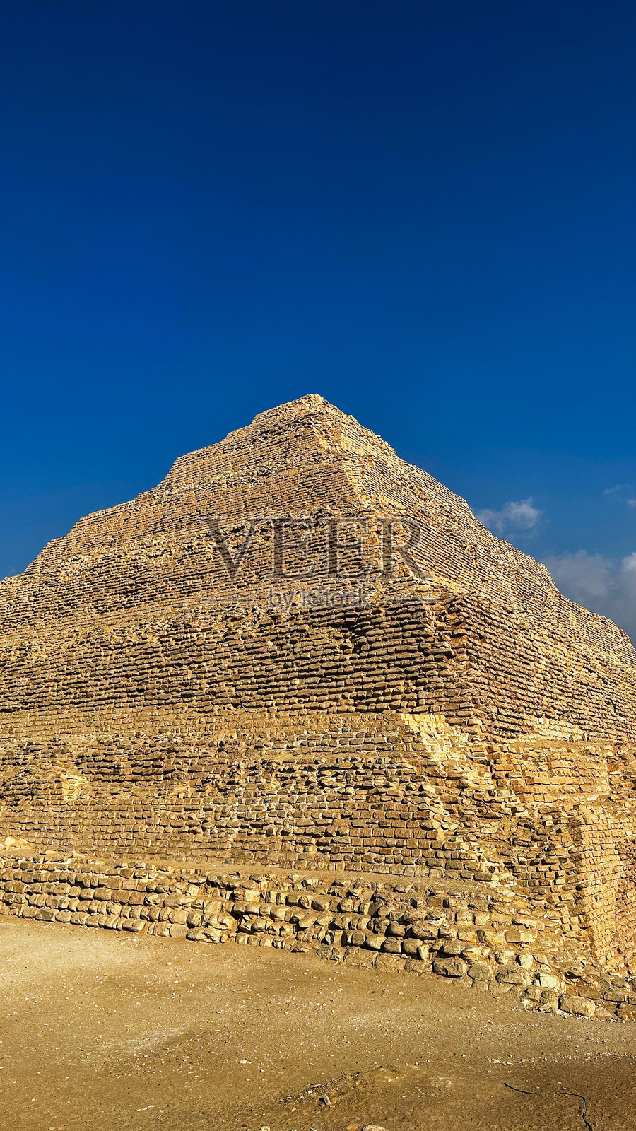 乔塞尔金字塔。乔塞尔阶梯金字塔和乌瑟卡夫金字塔群位于埃及撒哈拉沙漠。照片摄影图片