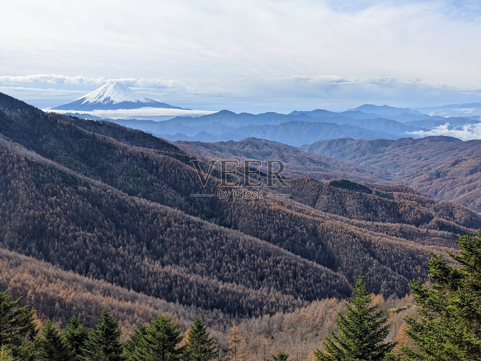 11月在日本山梨县甲府市石丸隧道附近看到的富士山。照片摄影图片