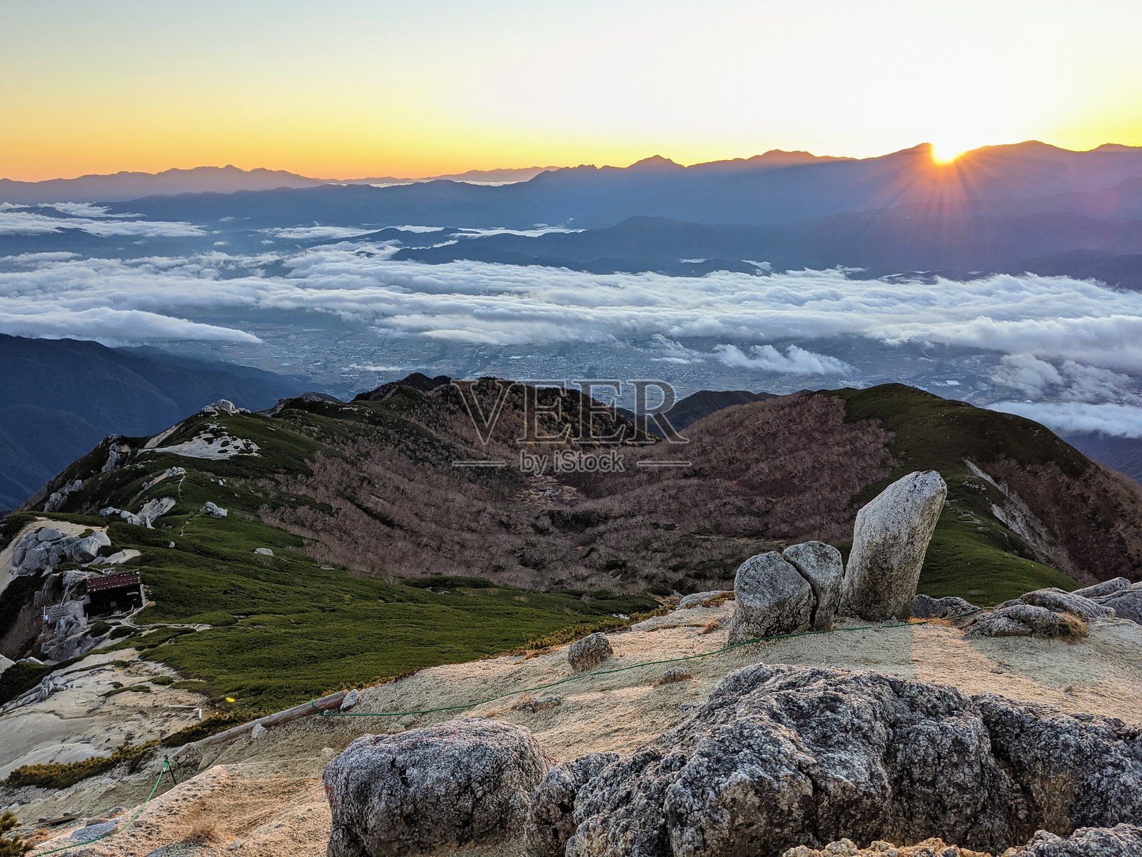 十月时在日本长野县大桑村的乌月山上看到的黎明天空和云海。照片摄影图片