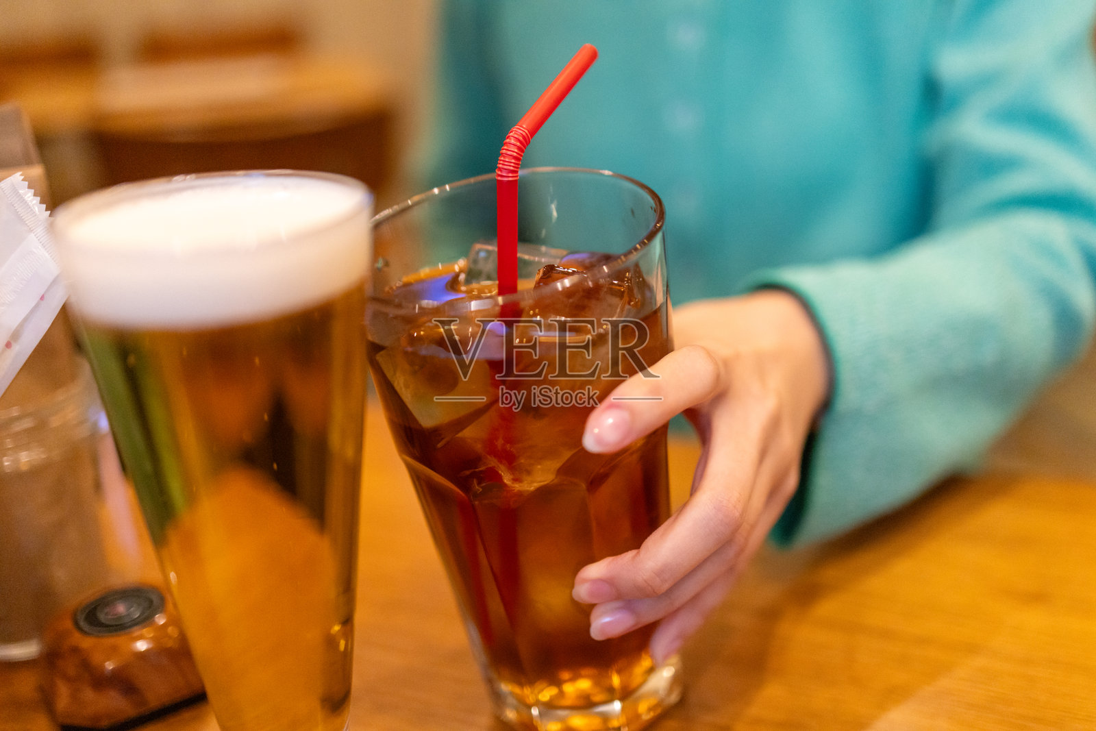 年轻女性在咖啡馆举杯庆祝照片摄影图片