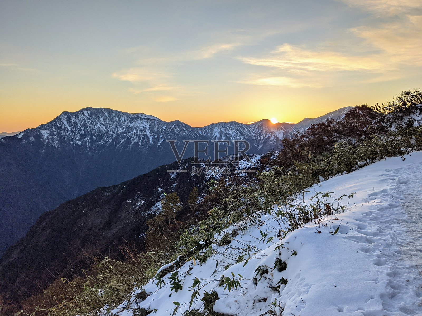 十月时在日本新潟县南鱼沼市八海山千本桧小屋附近看到的晨光中的越后駒ヶ岳。照片摄影图片