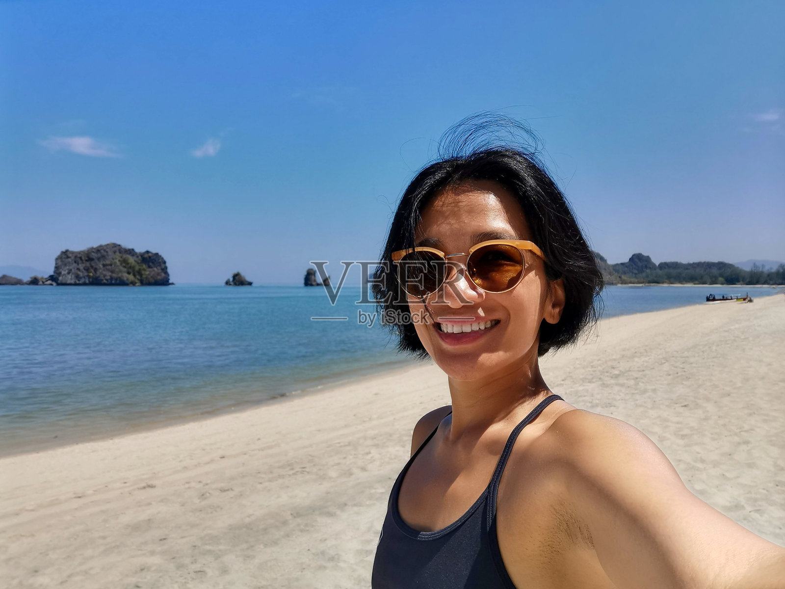 自拍的亚洲女性在马来西亚吉打州的兰卡威岛旅行照片摄影图片