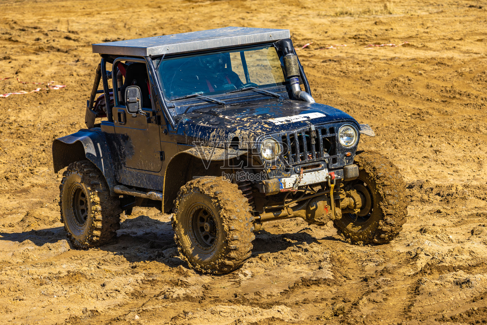 极端路况，越野车行驶困难的赛道，尝试越过一个大型水障碍物照片摄影图片